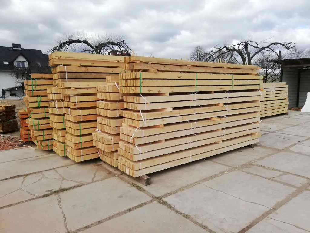 Stos drewna konstrukcyjnego