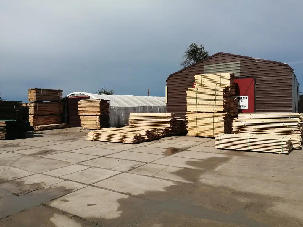 Widok na plac drewna
